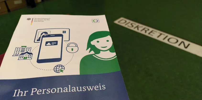 Broschüre "Ihr Personalausweis" und Aufschrift "Diskretion" auf dem Fußboden