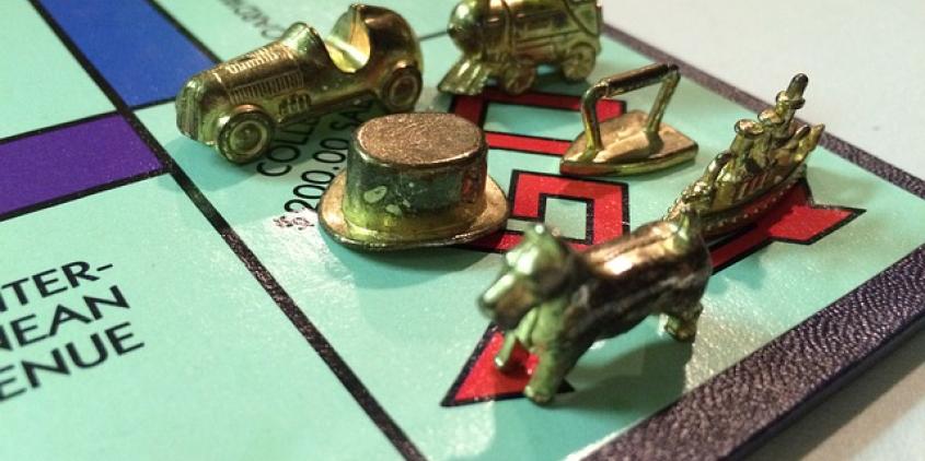 6 Monopoly-Figürchen stehen auf dem Startfeld.