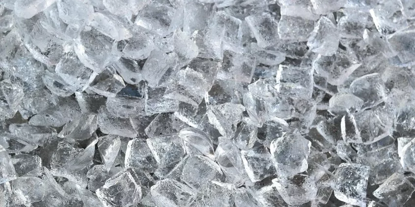 Detailansicht von sehr vielen Eiswürfeln.
