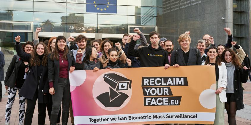 Gruppe mit "Reclaim Your Face"-Banner vor dem Eingang des Europäischen Parlaments in Brüssel