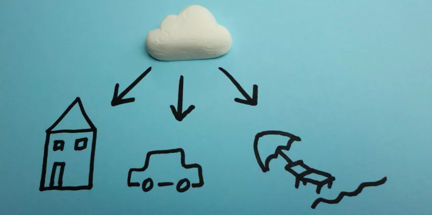 Eine Gummibärchen-Wolke schwebt über handgezeichnetem Haus, Auto und einer Sonnenliege.