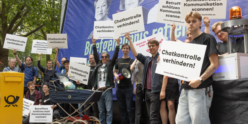 Mehrere Menschen protestieren gegen die Chatkontrolle.