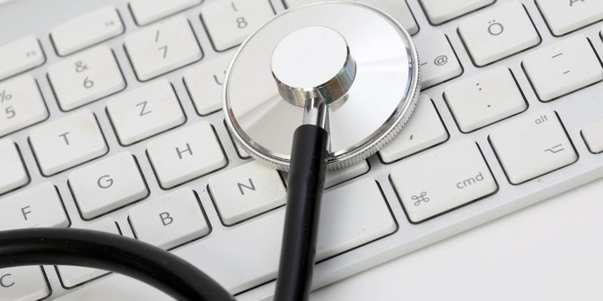Stethoskop auf einer Computertastatur
