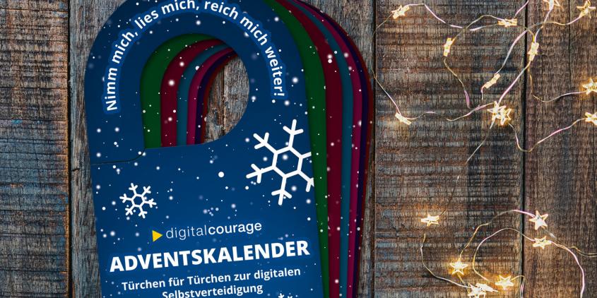 Mehrere Türhänger aus Pappe, die aufeinander liegen. Auf dem obersten steht: "Digitalcourage Adventskalender - Türchen für Türchen zu digitaler Selbstverteidigung" oben im Aufhängebereich steht "Nimm mich, lies mich, reich mich weiter!"