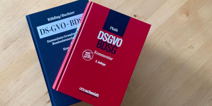 Zwei Bücher über die DSGVO.