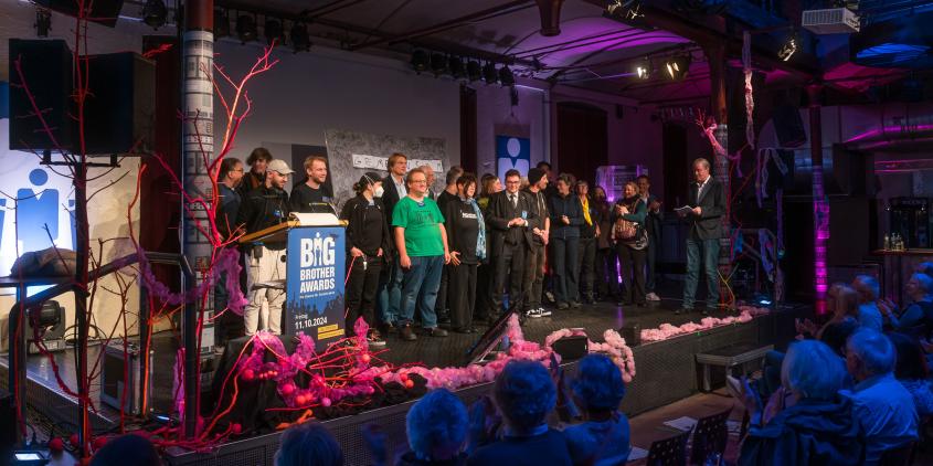 Gruppenbild mit allen Helfenden der BigbrotherAwards 2024 auf der Bühne in der Hechelei