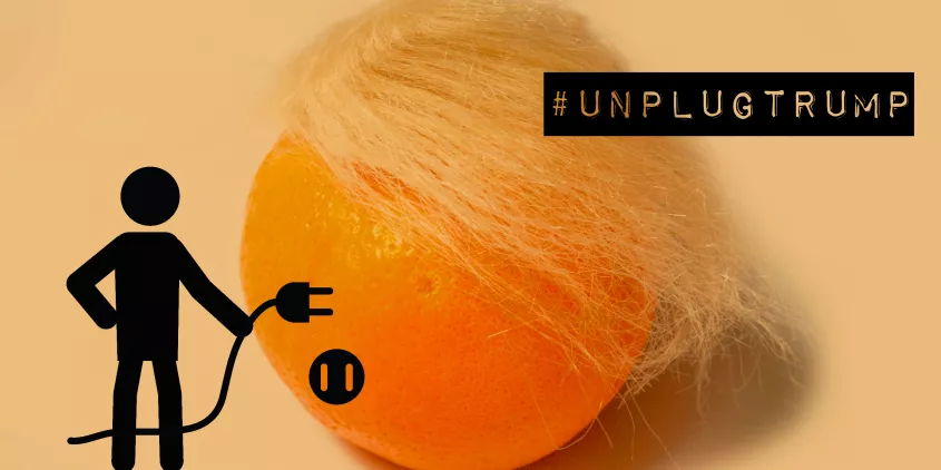 Karikatur-Männchen, das einer Trump-ähnlichen Mandarine den Stecker zieht, daneben der Schriftzug #UnplugTrump