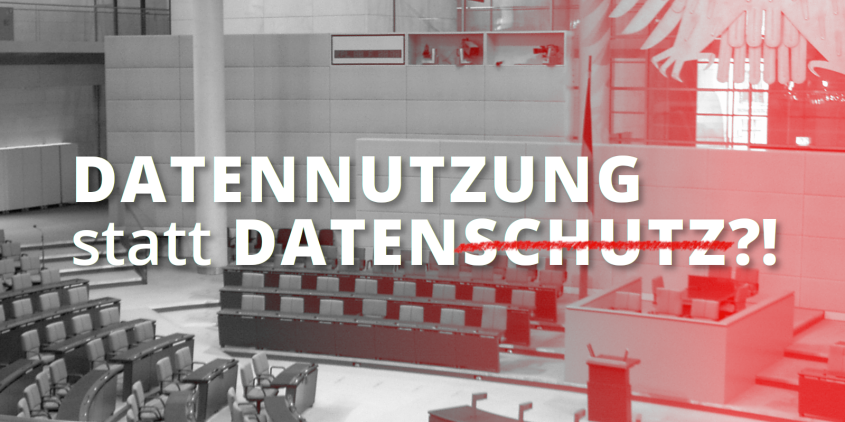 Collage: „Datennutzung statt Datenschutz (Schutz in rot durchgestrichen)?!“. Im Hintergrund ist der Plenarsaal des Bundestags zu sehen (schwarz/weiß-rot Farbverlauf).