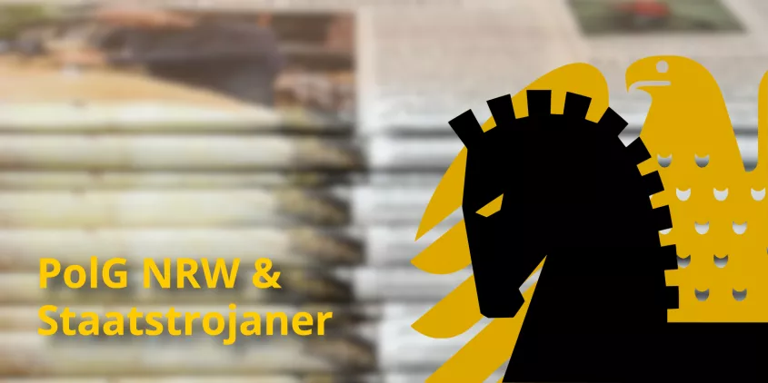 Im Hintergrund vielel Zeitungen (unscharf). Darüber der text in gelb „PolG NRW & Staatstrojaner“. Rechts daneben eine Grafik bestehend aus einem Pferdekopf, der halb den Bundesadler verdeckt.