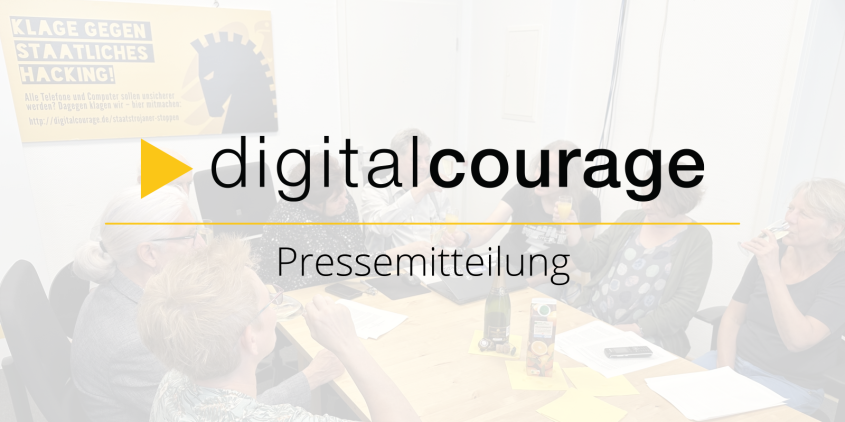 Logo Digitalcourage mit dem Zusatz „Pressemitteilung“. Blass im Hintergrund das anstoßende Digitalcourage-Team.