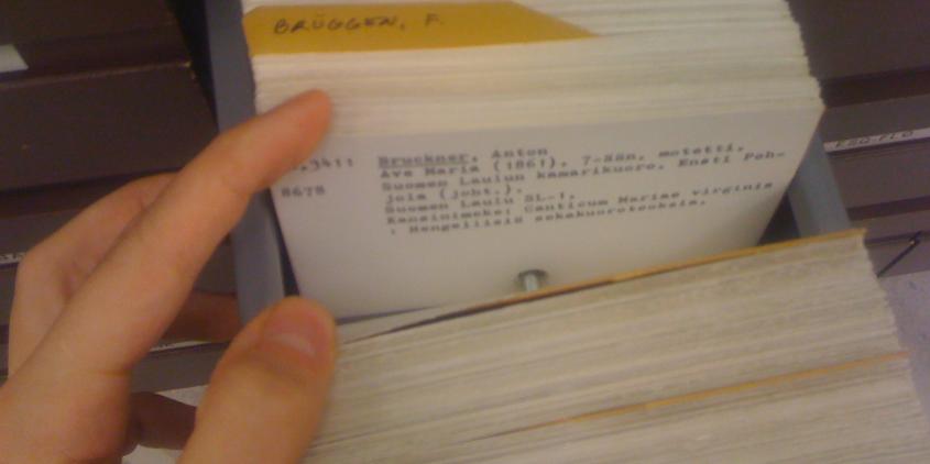 Ein Karteikastensystem in einer Bibliothek. Auf den Karten stehen Informationen über die Bücher.