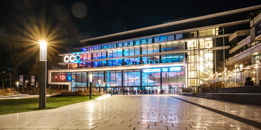 Das Hamburger Congress-Zentrum bei Nacht. Der Innenraum ist bunt beleuchtet.