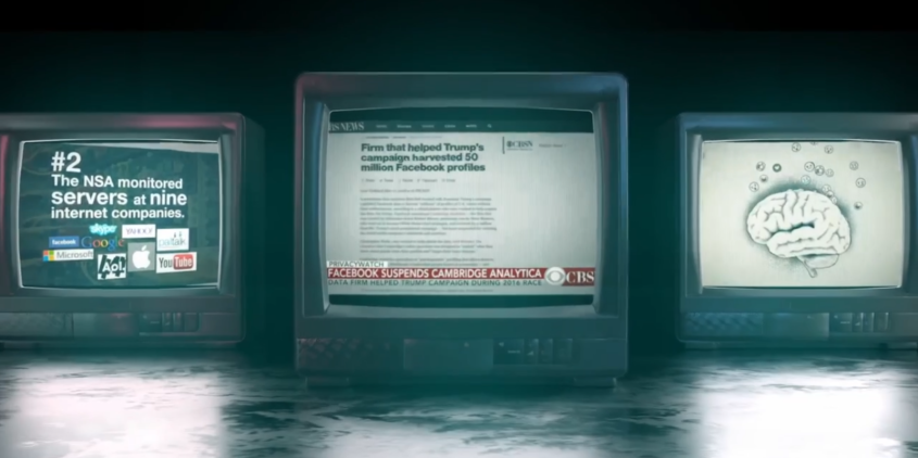 Drei Fernseher mit Ausschnitten zu Nachrichten (u.a. Big Tech und Cambridge Analytica).