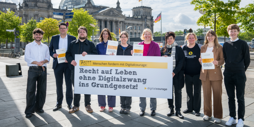 Bundestagsabgeordnte und Teammitglieder von Digitalcourage bei der Petitionsübergabe vor dem Bundestag.