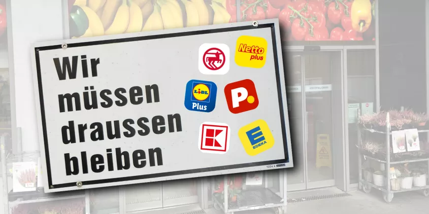 Ein Hinweisschild mit dem Text „Wir müssen draußen bleiben“, daneben die Logos diverser Supermarkt-Apps.