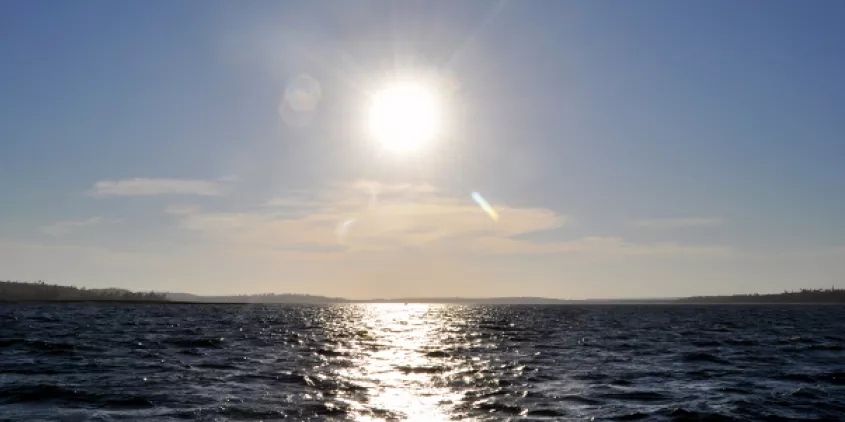 Mittagssonne über dem Meer.