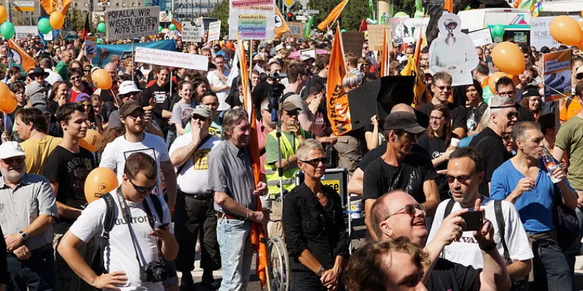 Sehr viele Aktivist.innen mit diversen Demo-Schildern.