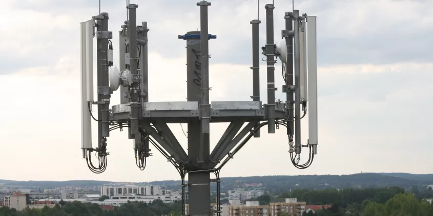 Nahaufnahme einer Mobilfunkantennenanlage.