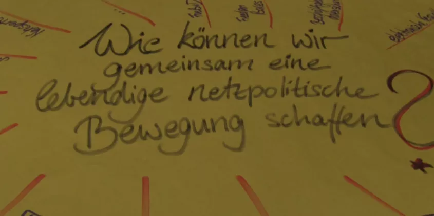 Handschriftlich: „Wie können wir gemeinsam eine lebendige netzpolitische Bewegung schaffen?“