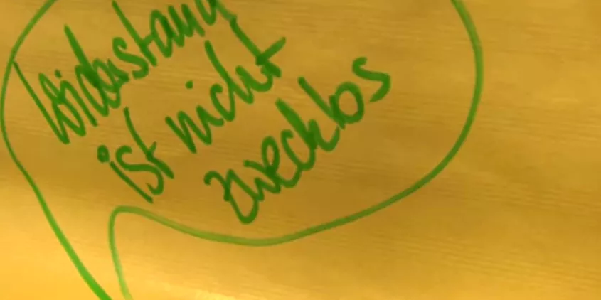 In einer Sprechblase: „Widerstand ist nicht zwecklos“.