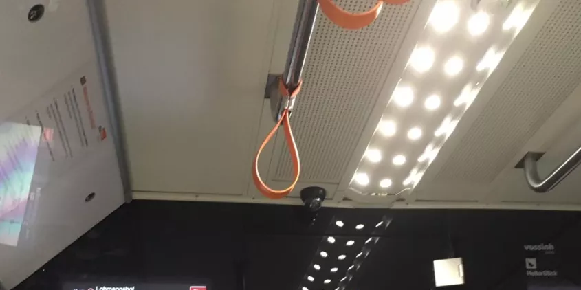 Ein Haltegriff in einer S-Bahn.