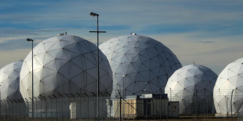 Unterschiedliche große Radome (riesige kugelförmige Gebilde).