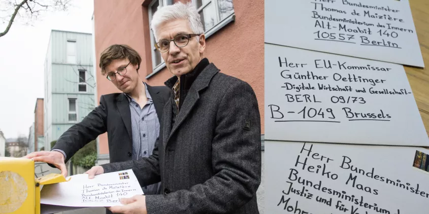 Friedemann Ebelt und Detlev Sieber werfen einen Brief in einen Briefkasten. Links daneben drei Detailaufnahmen von drei Briefen inkl. Adresse.