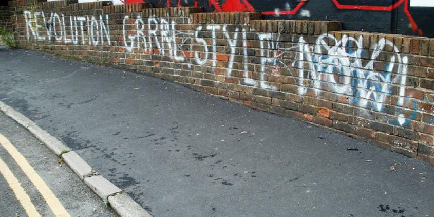 Eine Mauer besprüht mit: "Revolution Grrrl Style Now".