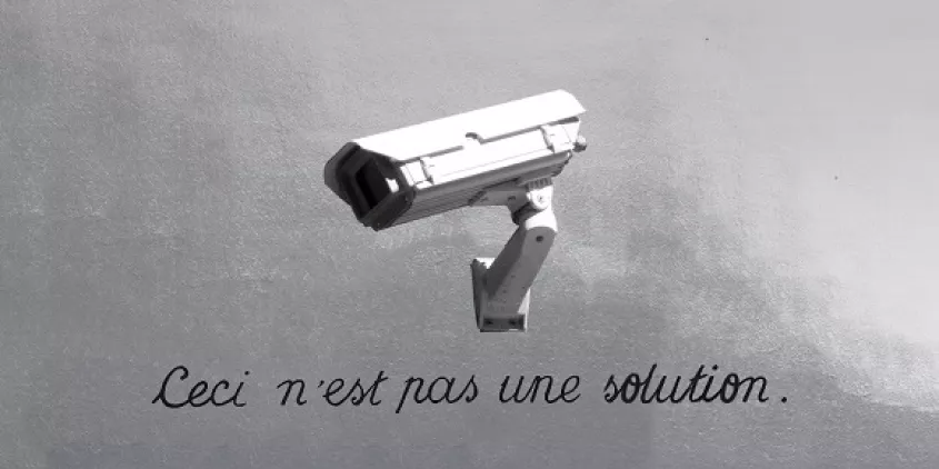 Illustration: Eine Überwachungskamera. Darunter der Text: „Ceci c'est ne pas une solution“.