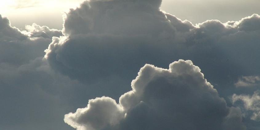 Wolken vor sonnenerhelltem Himmel.