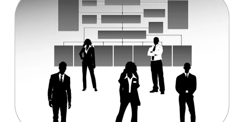 Zeichnung schwarzer Silhouetten von Männern und Frauen in Business-Kleidung in einem Raum.