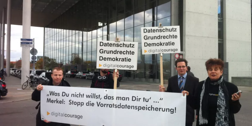 Vier Personen von Digitalcourage mit einem Banner „Was du nicht willst, das man dir tu'“ vor dem Paul-Löbe-Haus.