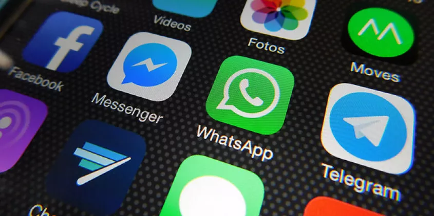 Detailaufnahme eines Smartphonebildschirms mit Apps wie Facebook, WhatsApp und Telegram.
