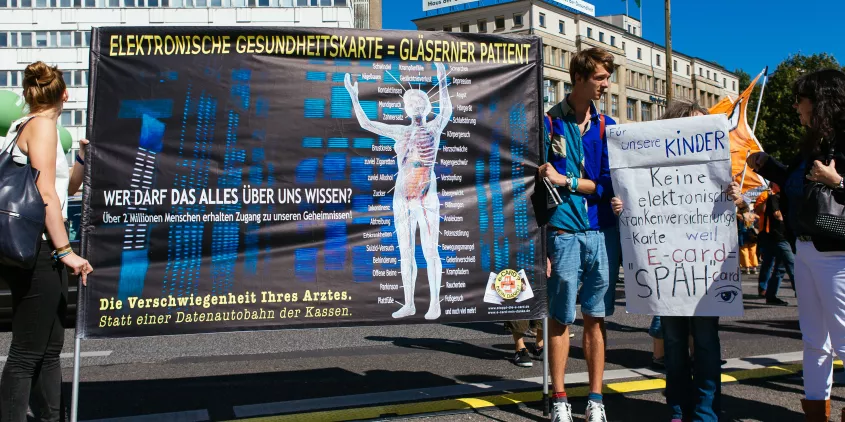 Aktivist.innen mit diversen Bannern.