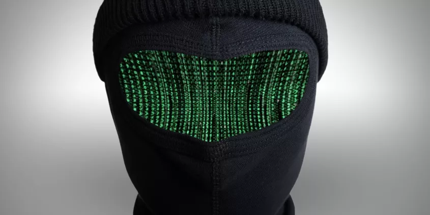 Eine Person, die eine Sturmhaube trägt. Anstelle der Augen sind Zahlencodes zu sehen.