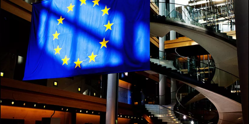 Die Flagge der Europäische Union im EU-Parlamentsgebäude.