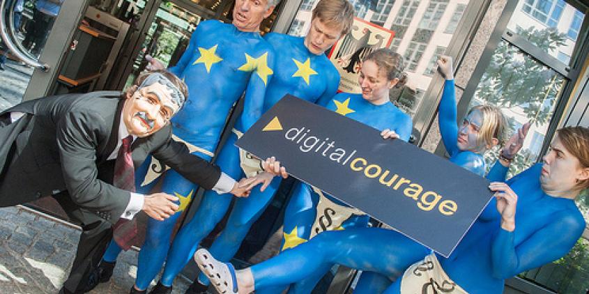 Nackter Protest vor dem Innenministerium. Die Protestierenden sind wie die EU-Flagge angemalt (blau mit gelben Sternen).