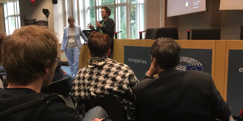 Rede während des Barcamps. Menschen im Publikum.