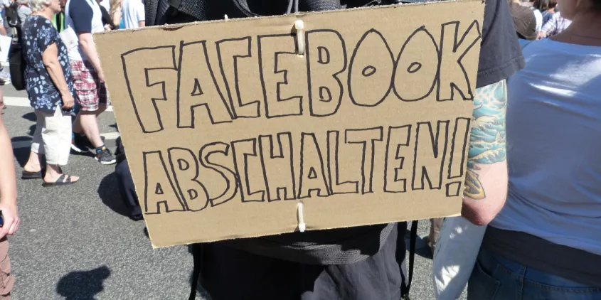 Ein Demoschild mit dem Text: „Facebook abschalten“.