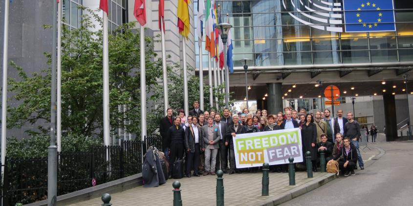 Viele Aktivist.innen mit einem "Freedom not Fear"-Banner.