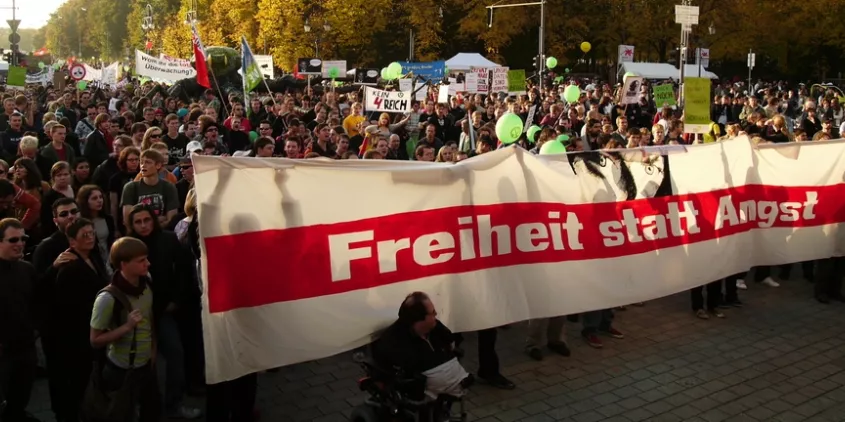 Demonstrant.innen einem riesigen „Freiheit statt Angst“-Banner.