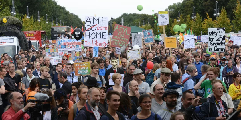 Sehr viele Aktivist.innen mit diversen Demo-Schildern.