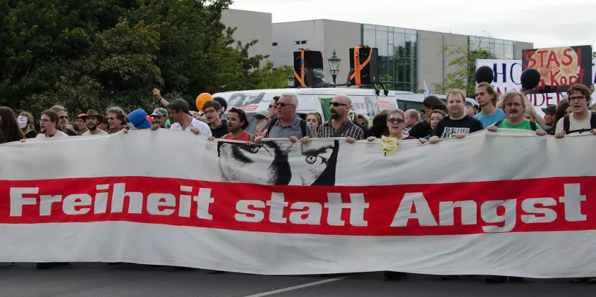 Demonstrant.innen einem riesigen „Freiheit statt Angst“-Banner.