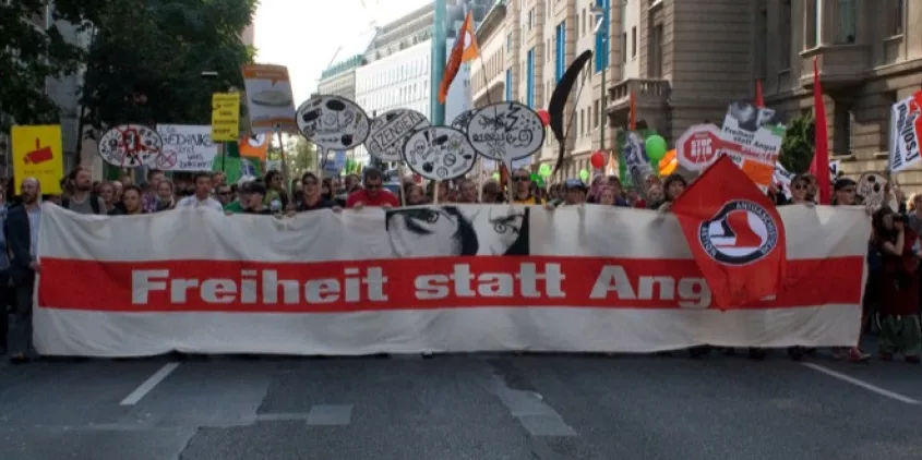 Demonstrant.innen einem riesigen „Freiheit statt Angst“-Banner.