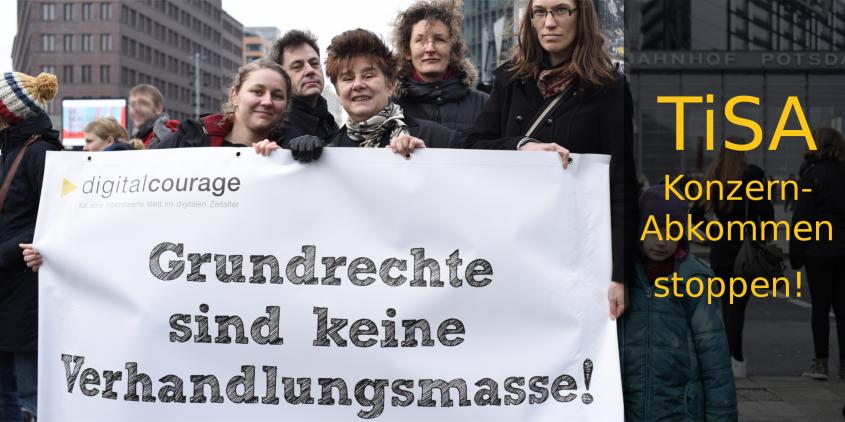 Ein Teil des Digitalcourage-Teams mit einem Banner: „Grundrechte sind keine Verhandlungsmasse“. Rechts daneben als Text: „TiSA Konzernabkommen abschaffen“.