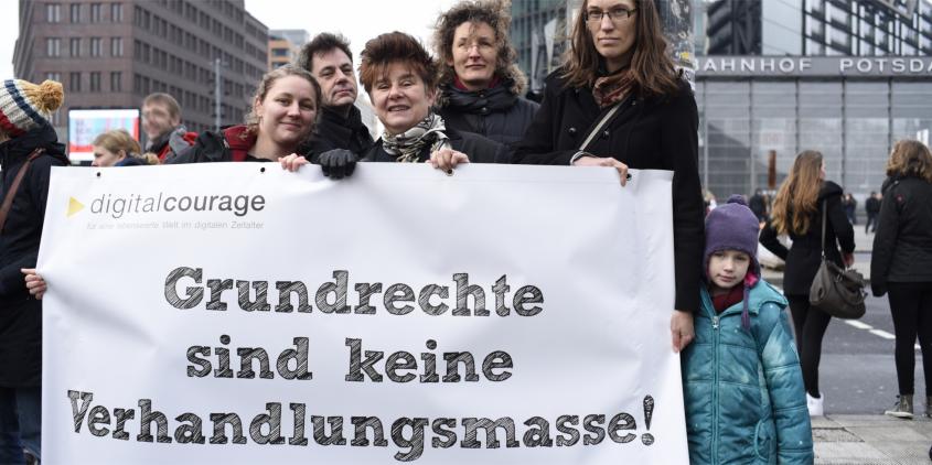 Ein Teil des Digitalcourage-Teams mit einem Banner: „Grundrechte sind keine Verhandlungsmasse!“