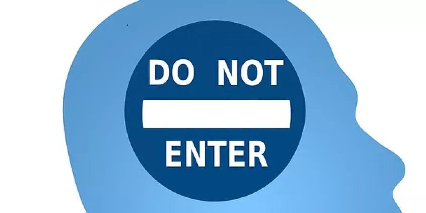 Grafik: Silhouette eines Kopfes. Darin ein blaues Schild mit der Aufschrift "Do not enter".