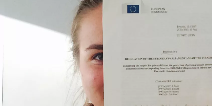 Die ePrivacy-Verordnung verdeckt die Hälfte des Gesichts einer Person.
