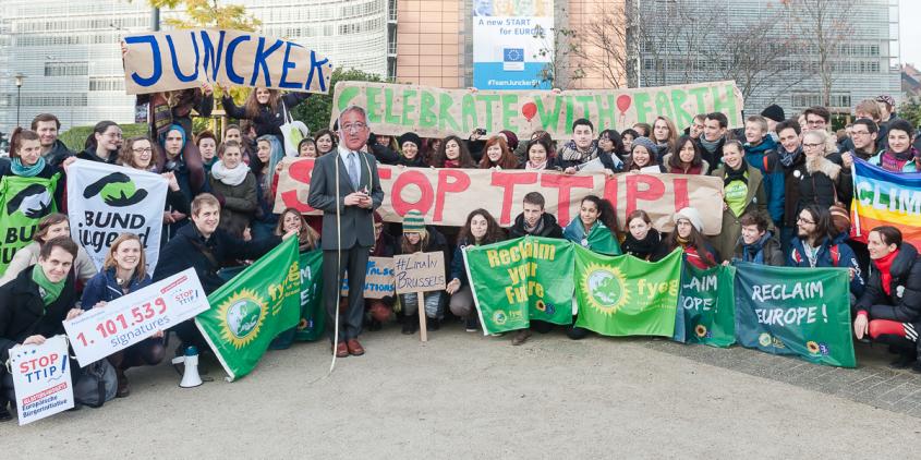 Viele Aktivist.innen mit diversen Bannern.