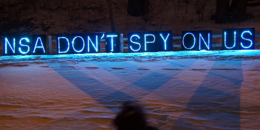 Lichtinstallation in die im Schnee reflektiert: "NAS don't spy on us".